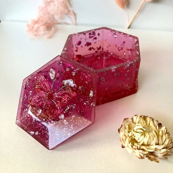 RESIN Trinket jewelry box with lid with butterfly and quartz crystal on antenna - Picture 1 of 3